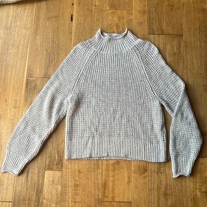 American Eagle Waffle Knit Sweater in Gray. Size Medium.